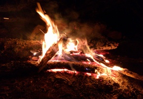 огонь, ночной костер, пламя, черный фон, искры, яркие