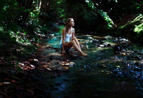 девушка, сидит, лес, зеленые, мечтательность, уединение, ручей