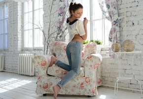 брюнетка, окна, нежные краски, белые