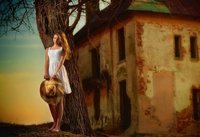 девушка, дом, двор, дерево, белое платье, шляпа, босиком, настроение, задумчивость